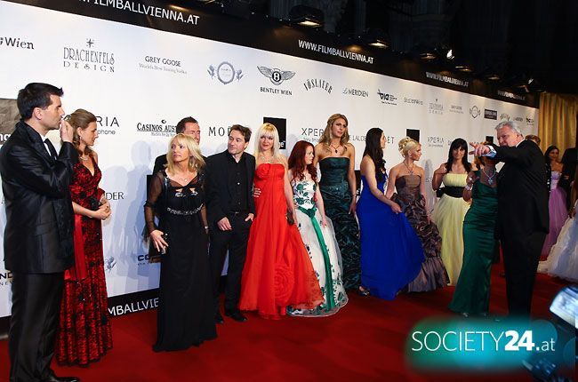 Girls von Penthouse beim Filmball Wien in Le Chat Abendmode auf dem Red Carpet